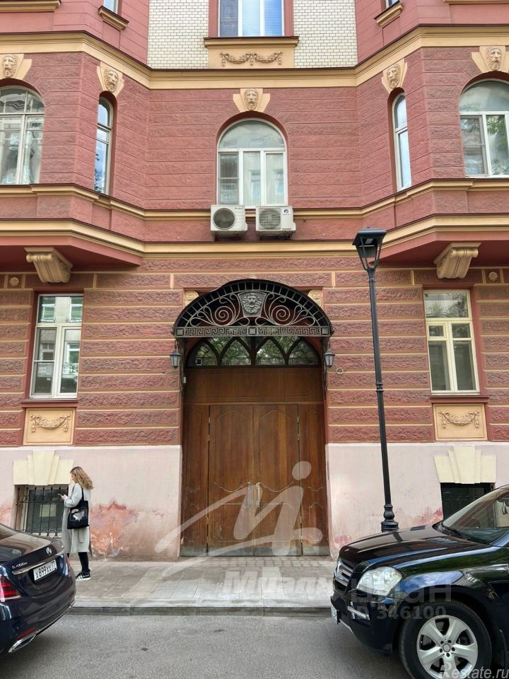Продажа 2-комн квартиры на вторичном рынке Брюсов переулок,  д. 2/14 с2