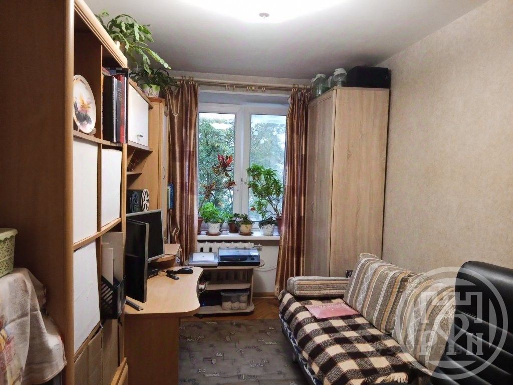 Продажа 2-комн квартиры на вторичном рынке Петергоф, Разводная улица, 37