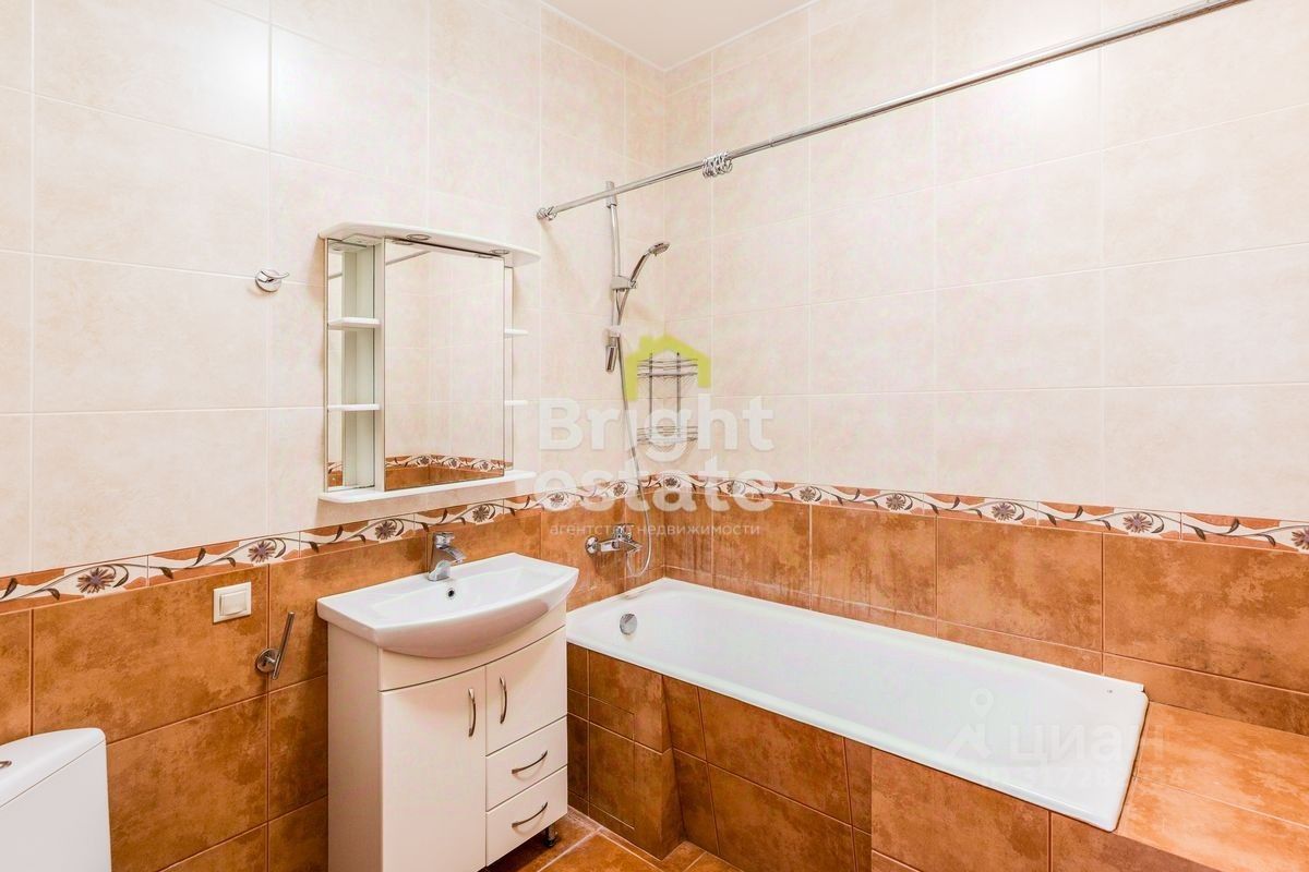 Продажа 3-комн квартиры на вторичном рынке д. Новинки, улица Малахитовая, 5