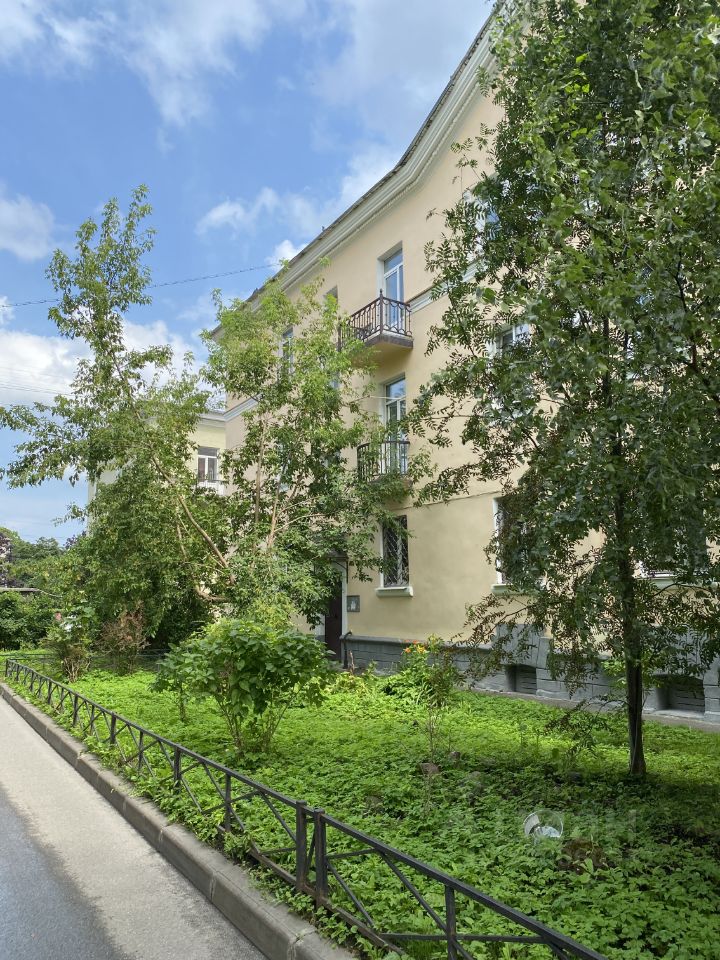 Продажа 2-комн квартиры на вторичном рынке пос. Стрельна, Санкт-Петербургское шоссе, 86