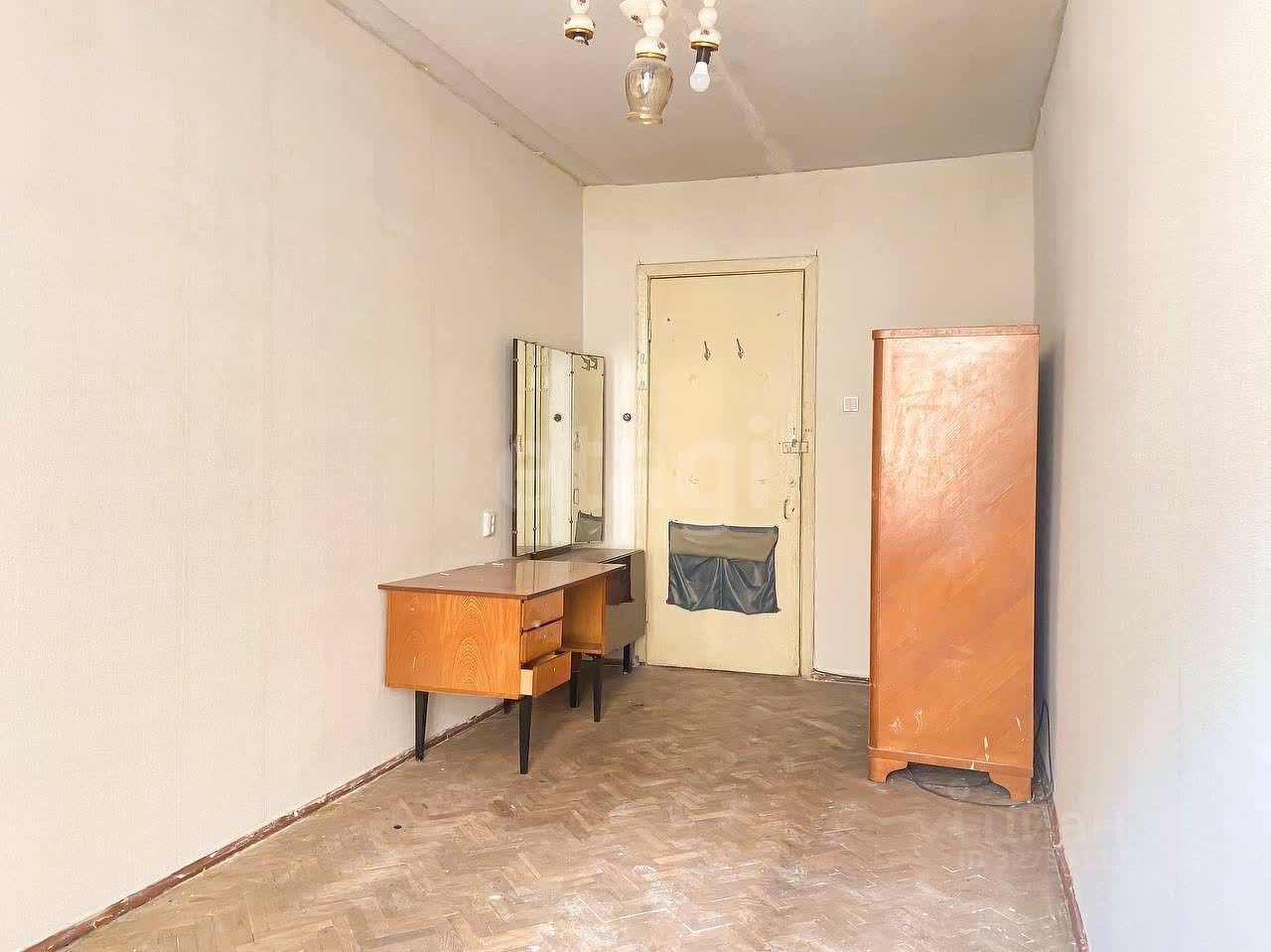 Продажа 3-комн квартиры на вторичном рынке 8-я Васильевского острова линия, 45/34