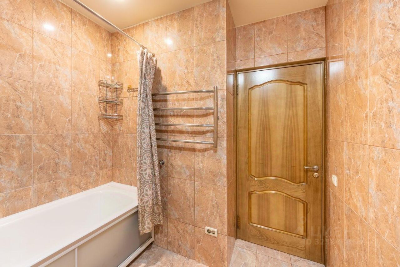 Продажа 3-комн квартиры на вторичном рынке Октябрьская улица, 4