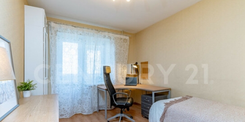 3-комн квартира улица Типанова,  д. 38