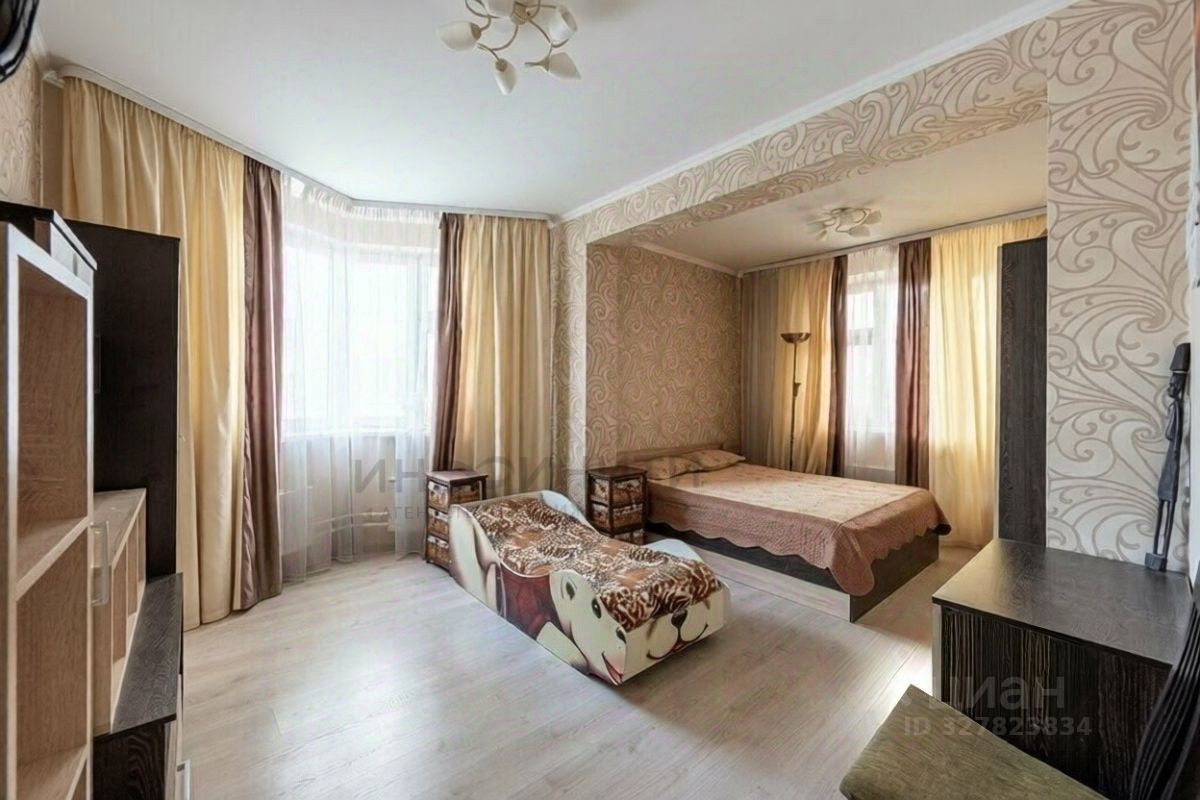 Продажа 3-комн квартиры на вторичном рынке проспект Защитников Москвы,  д. 8