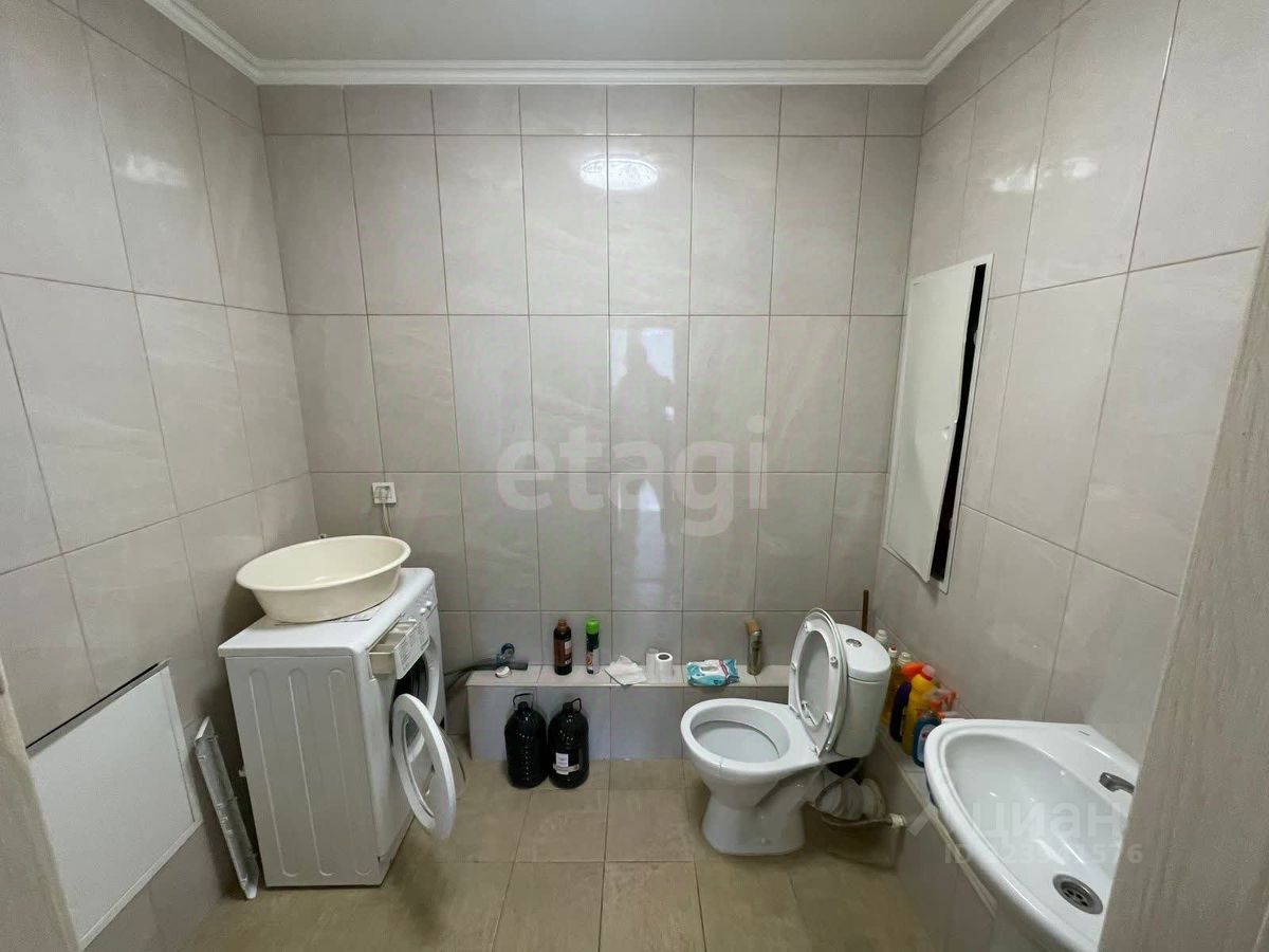 Продажа 3-комн квартиры на вторичном рынке улица Черное Озеро, 4