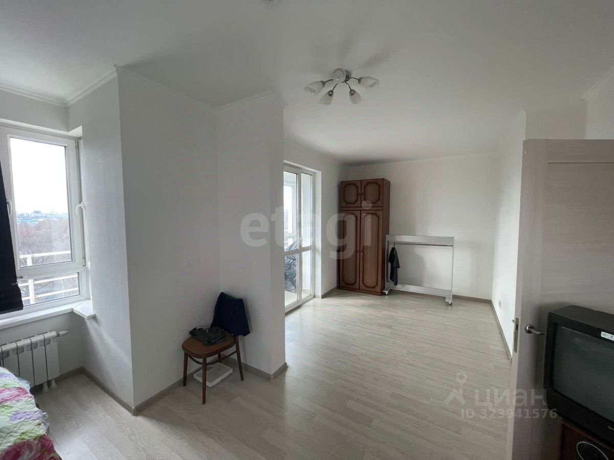 Продажа 3-комн квартиры на вторичном рынке улица Черное Озеро, 4