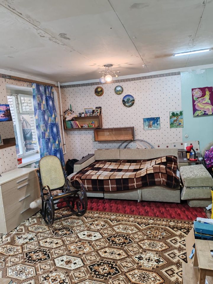 Продажа 4-комн квартиры на вторичном рынке пос. Оболенск, улица Строителей, 1