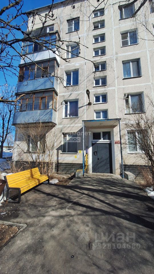 Продажа 2-комн квартиры на вторичном рынке пос. Большевик, улица Ленина, 22