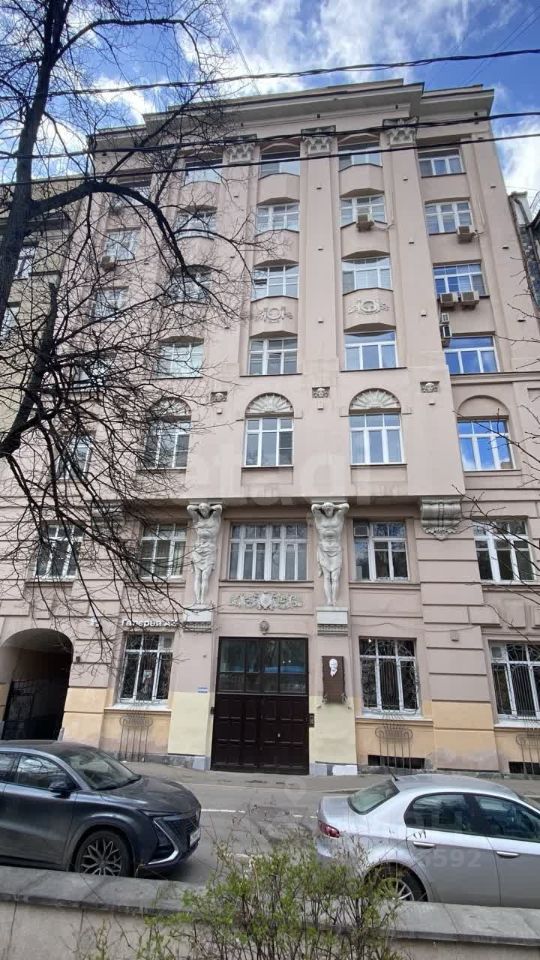 Продажа 3-комн квартиры на вторичном рынке Староконюшенный переулок,  д. 32