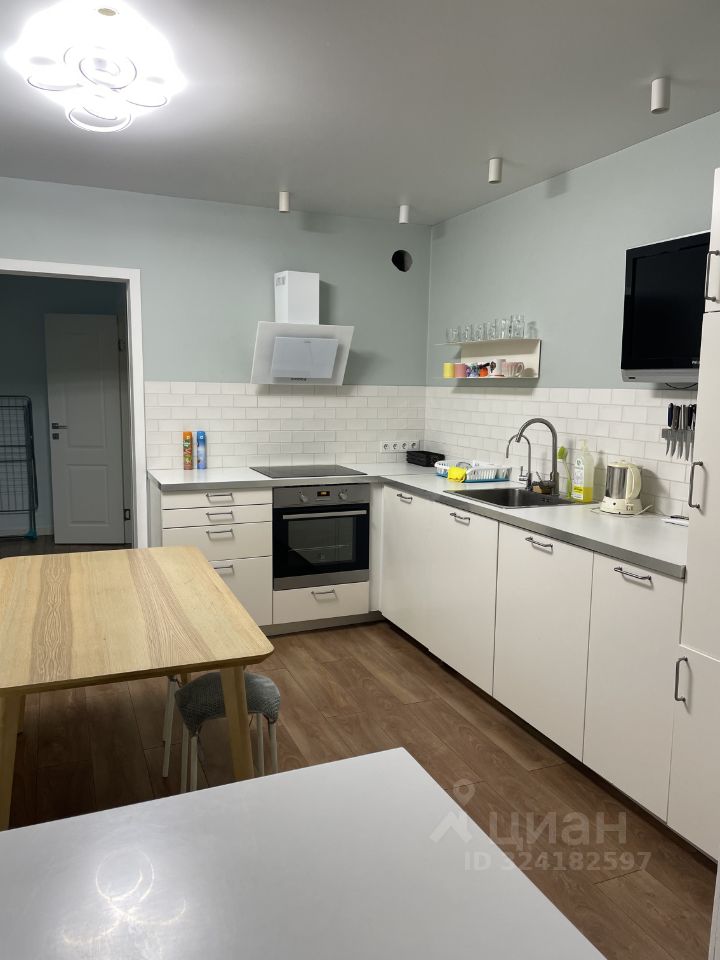 Аренда 2-комн квартиры на вторичном рынке с. Домодедово, улица Творчества,  д. 5к2