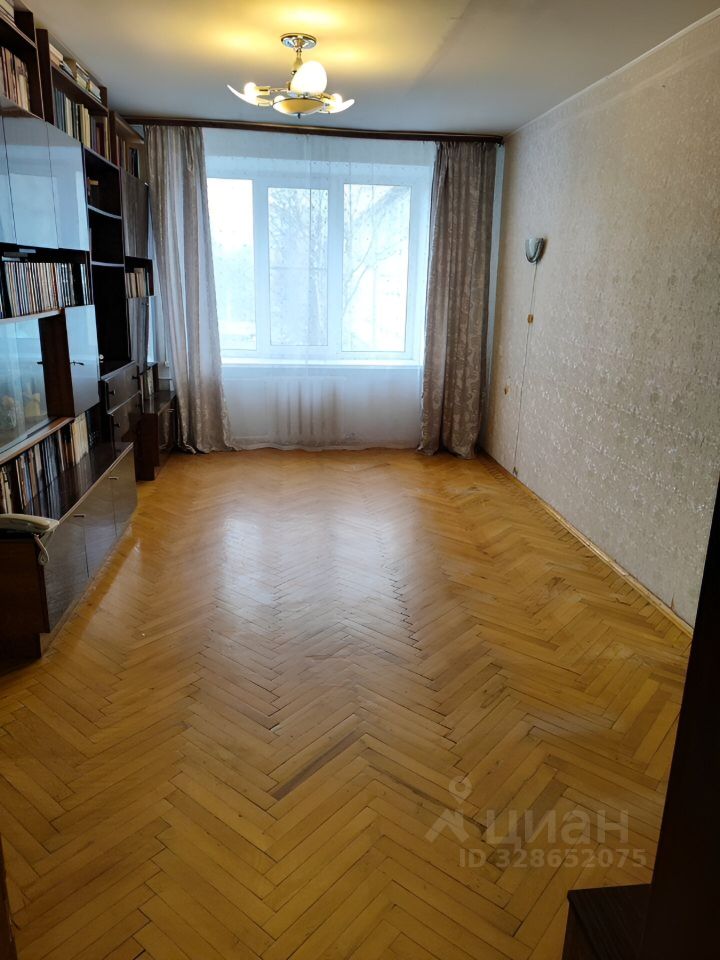 Продажа 2-комн квартиры на вторичном рынке Кириши, Советская улица, 17
