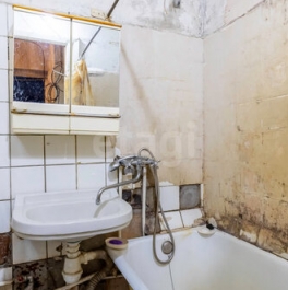 Продажа 3-комн квартиры на вторичном рынке Будапештская улица,  д. 17 к2