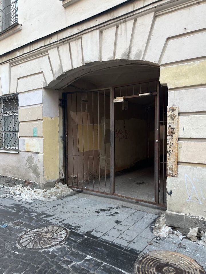 Продажа 2-комн квартиры на вторичном рынке 1-я Васильевского острова линия, 42В