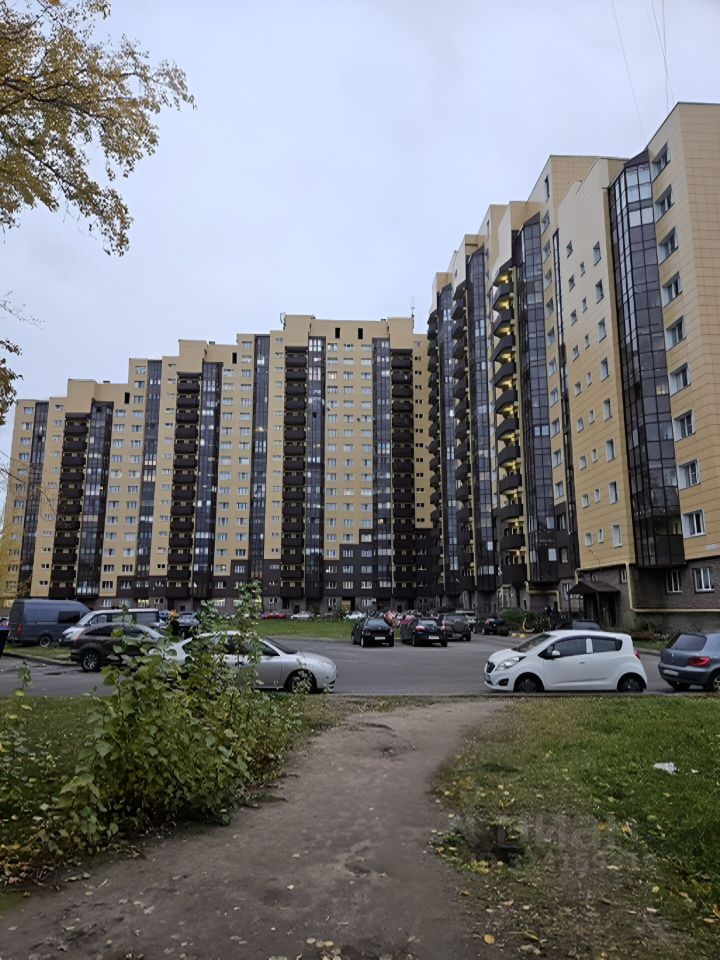Продажа 2-комн квартиры на вторичном рынке пос. Металлострой, Центральная улица, 19к3