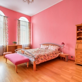 Продажа 3-комн квартиры на вторичном рынке Большая Конюшенная ул,  д. 13