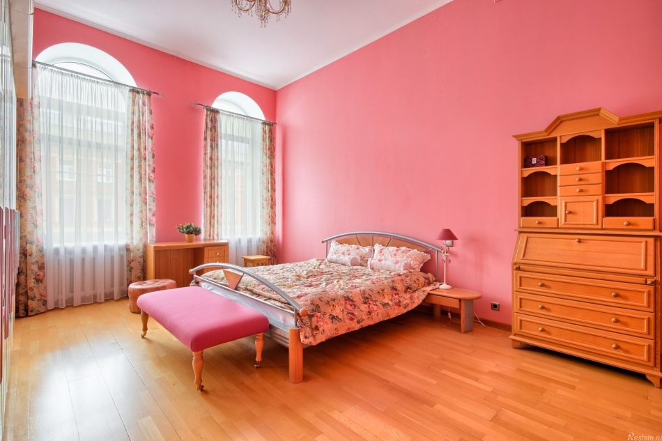 Продажа 3-комн квартиры на вторичном рынке Большая Конюшенная ул,  д. 13