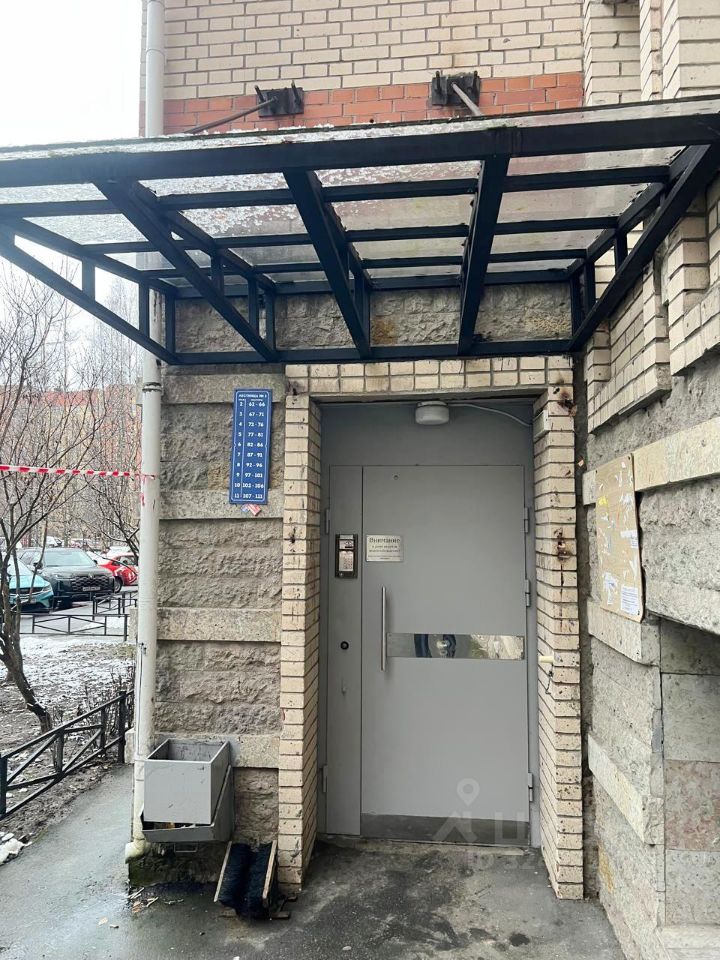 Продажа 3-комн квартиры на вторичном рынке улица Савушкина, 133к1