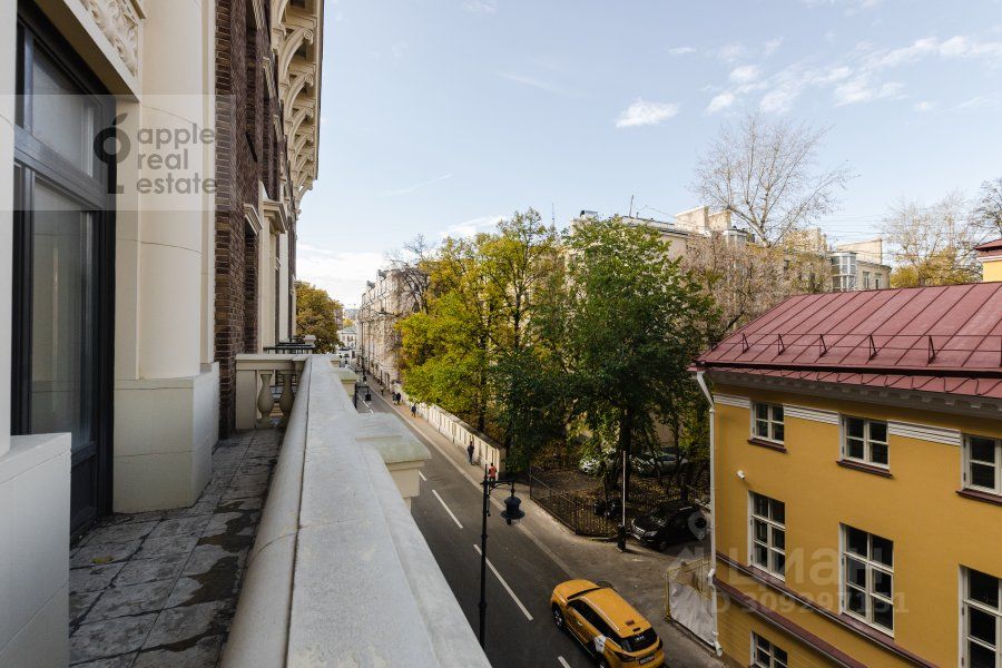 Продажа 4-комн квартиры на вторичном рынке Большой Левшинский переулок, 11