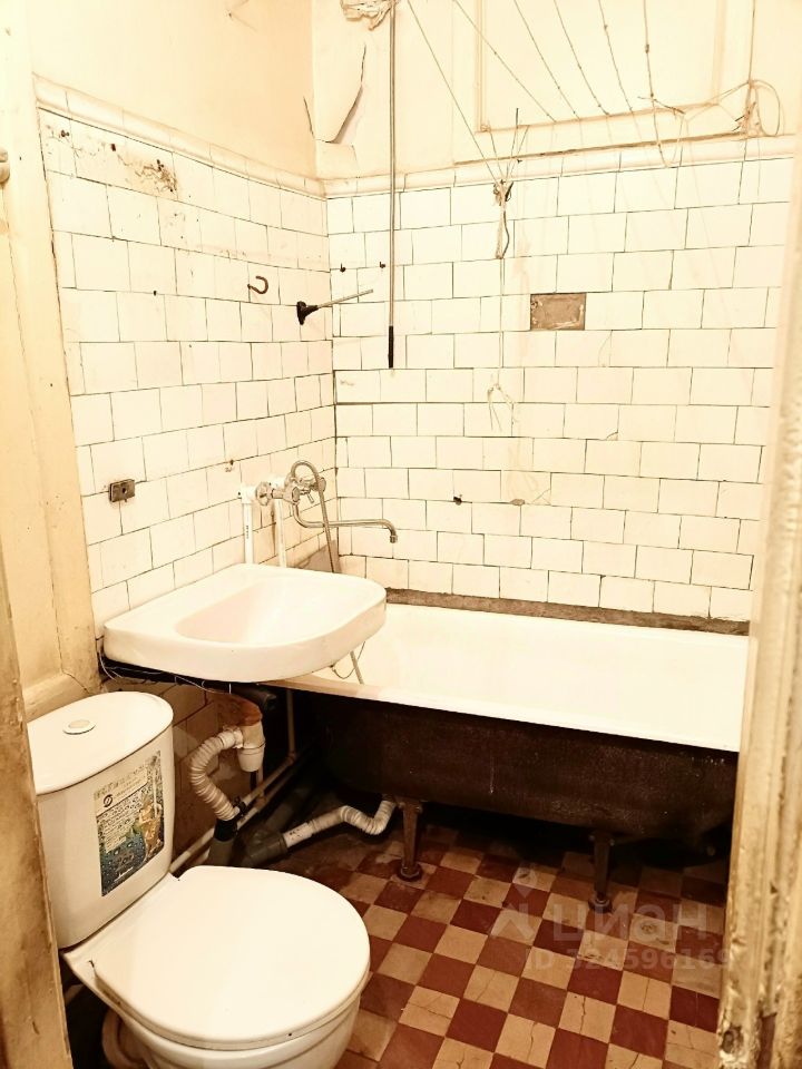 Продажа 2-комн квартиры на вторичном рынке Кириши, Комсомольская улица, 2