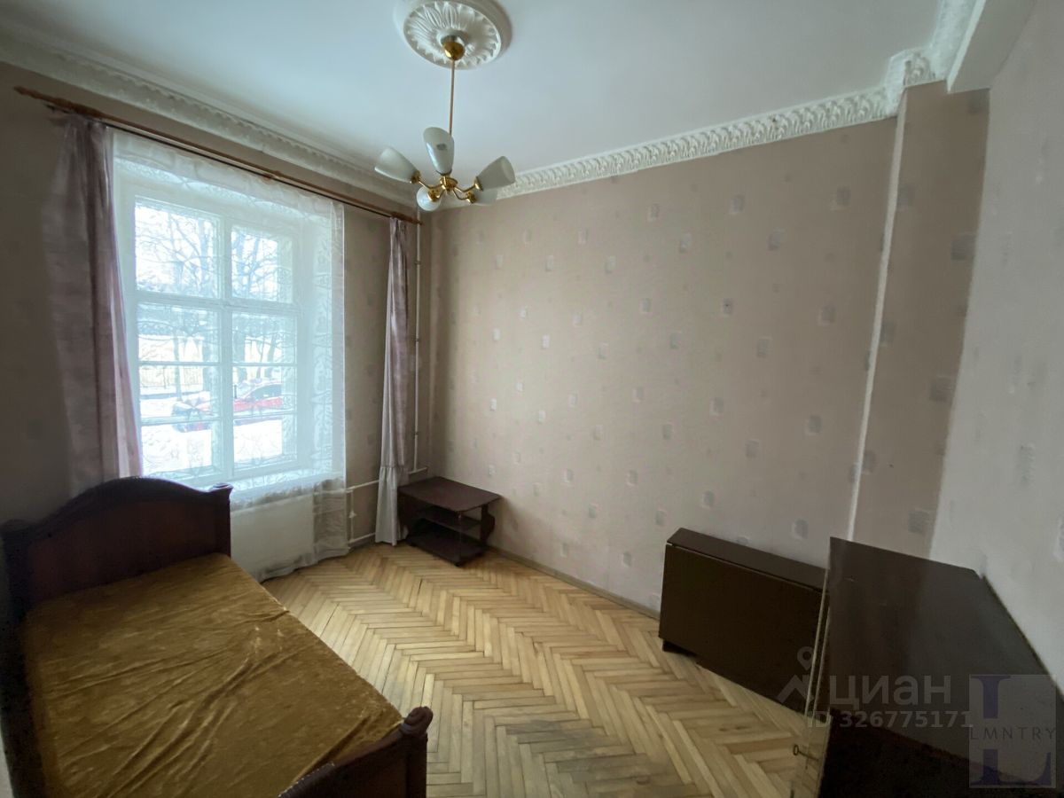 Продажа 3-комн квартиры на вторичном рынке пос. Стрельна, Санкт-Петербургское шоссе, 69