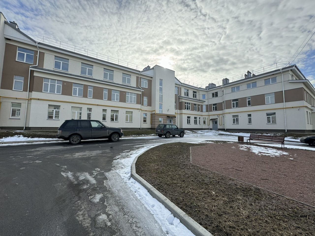 Продажа 2-комн квартиры на вторичном рынке д. Пикколово, улица Петровская, 18к2