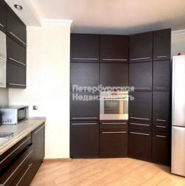 Продажа 3-комн квартиры на вторичном рынке Комендантский пр-кт