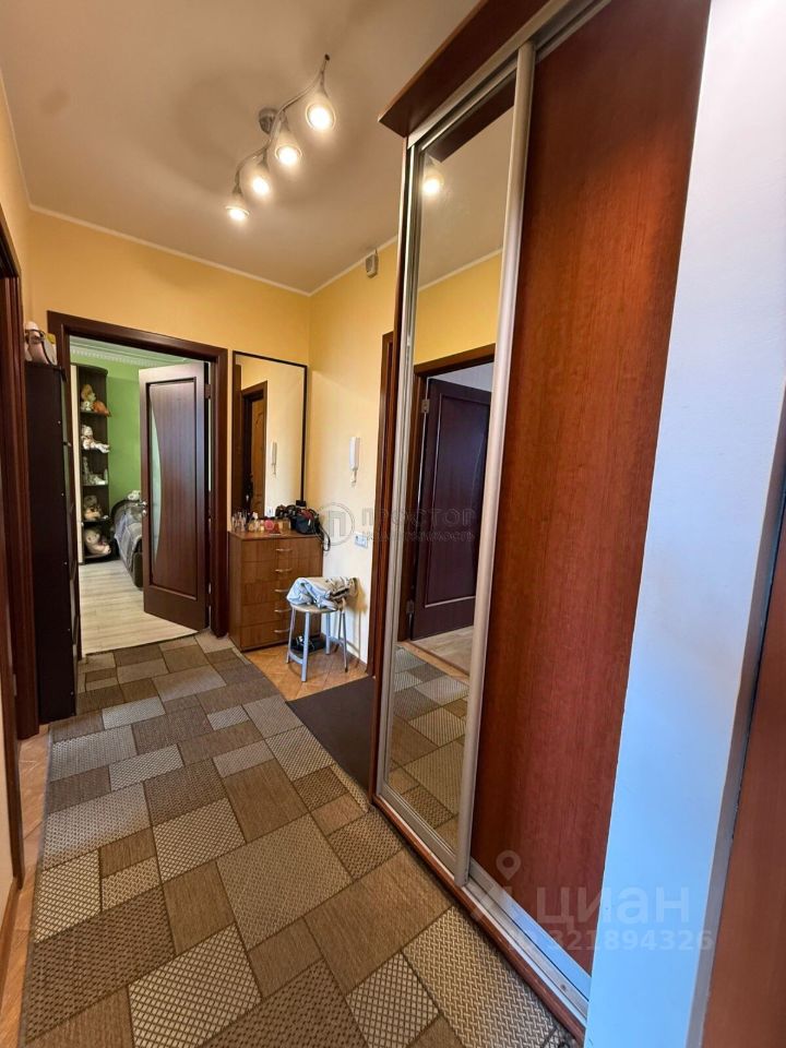 Продажа 2-комн квартиры на вторичном рынке улица Маршала Захарова, 10К2