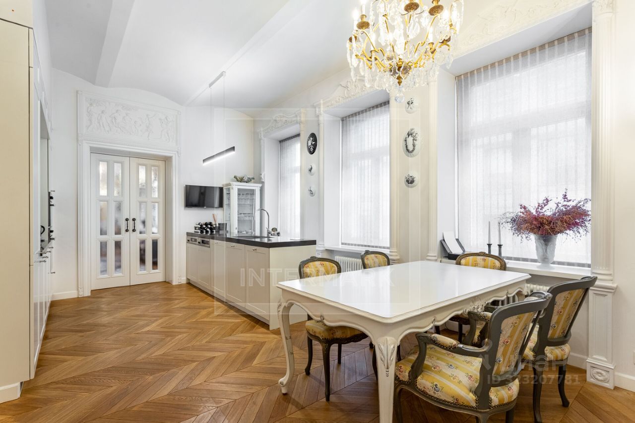 Продажа 2-комн квартиры на вторичном рынке Никольская улица, 10/2С2б