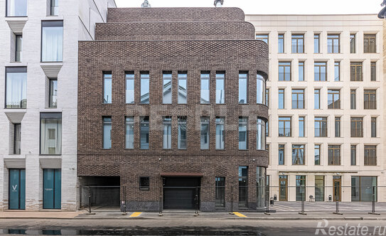 Продажа 4-комн квартиры на вторичном рынке Пожарский пер,  д. 3