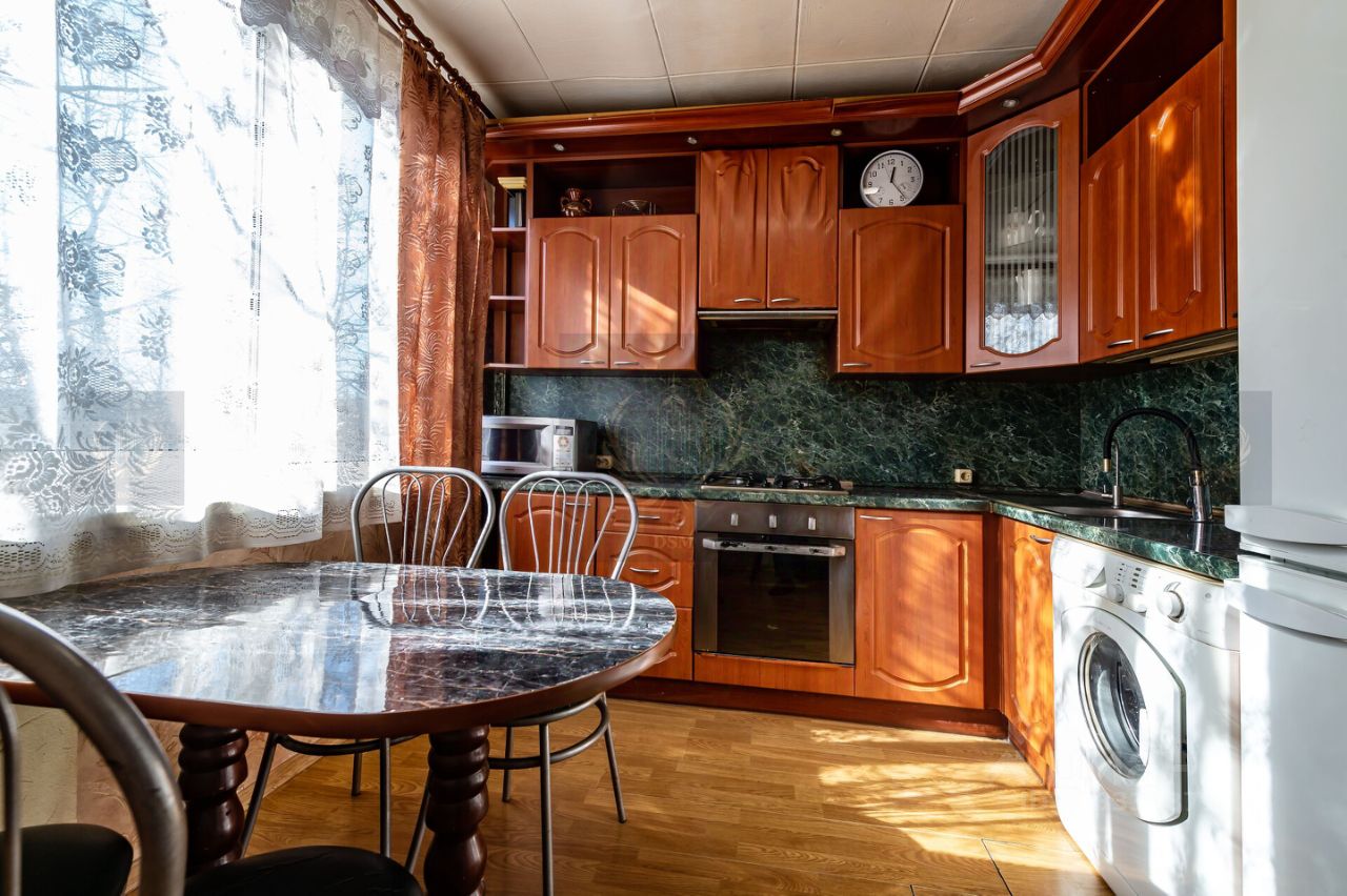 Продажа 3-комн квартиры на вторичном рынке д. Лесколово, улица Красноборская, 15