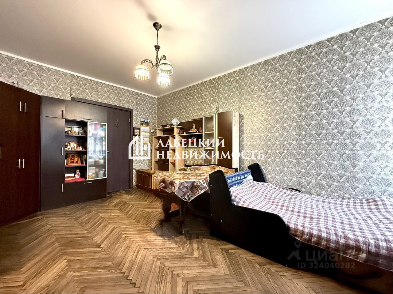 Продажа 4-комн квартиры на вторичном рынке Тамбовская улица, 35