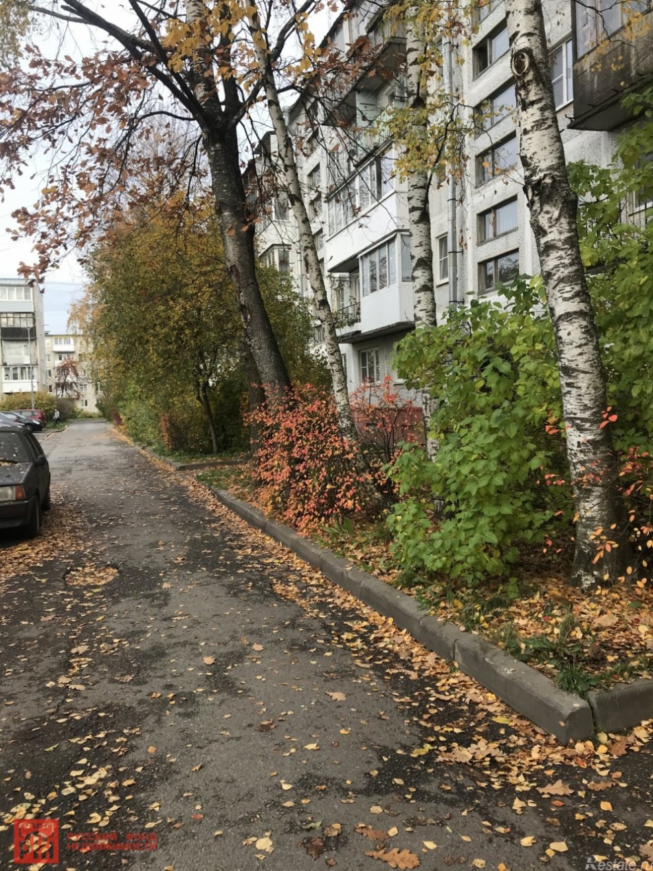 Продажа 2-комн квартиры на вторичном рынке Ломоносов г., Швейцарская ул. ,  д. 8,  к. 2