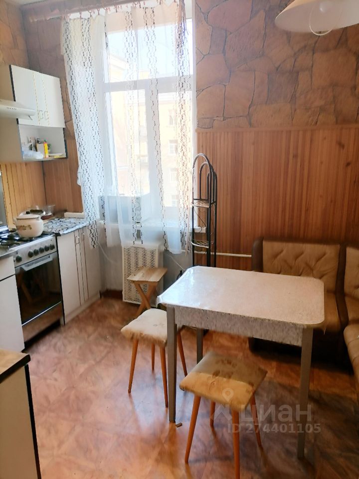 Продажа 3-комн квартиры на вторичном рынке пос. Металлострой, Центральная улица, 11