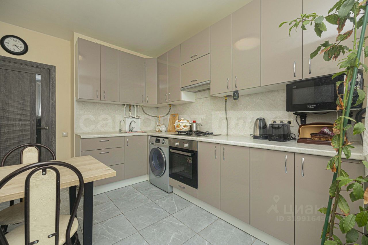 Продажа 2-комн квартиры на вторичном рынке улица Генерала Донскова, 10