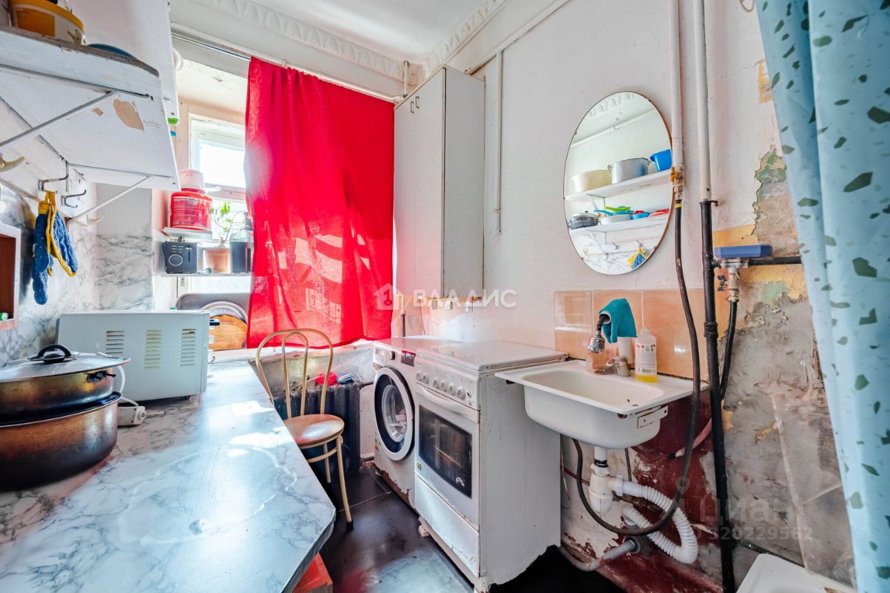 Продажа 3-комн квартиры на вторичном рынке 13-я Васильевского острова линия, 58-60