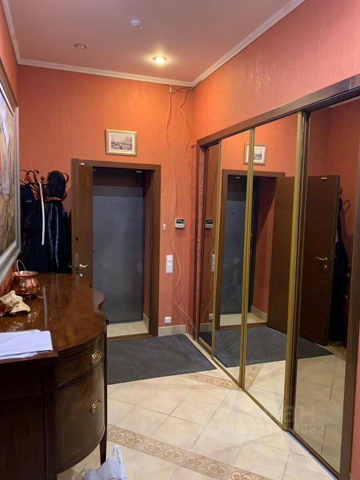 Продажа 5-комн квартиры на вторичном рынке 5-я Васильевского острова линия, 64