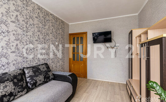 Продажа 3-комн квартиры на вторичном рынке Учительская улица,  д. 8