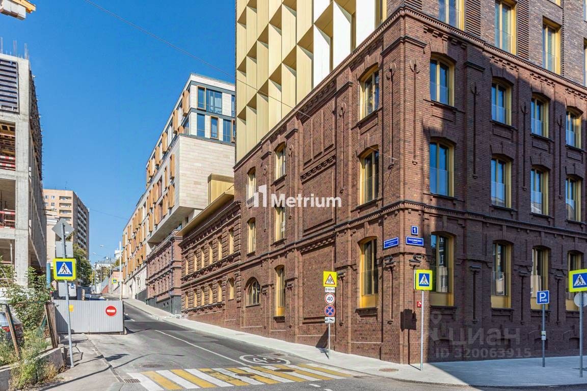 Продажа 4-комн квартиры на вторичном рынке Тессинский переулок, 1