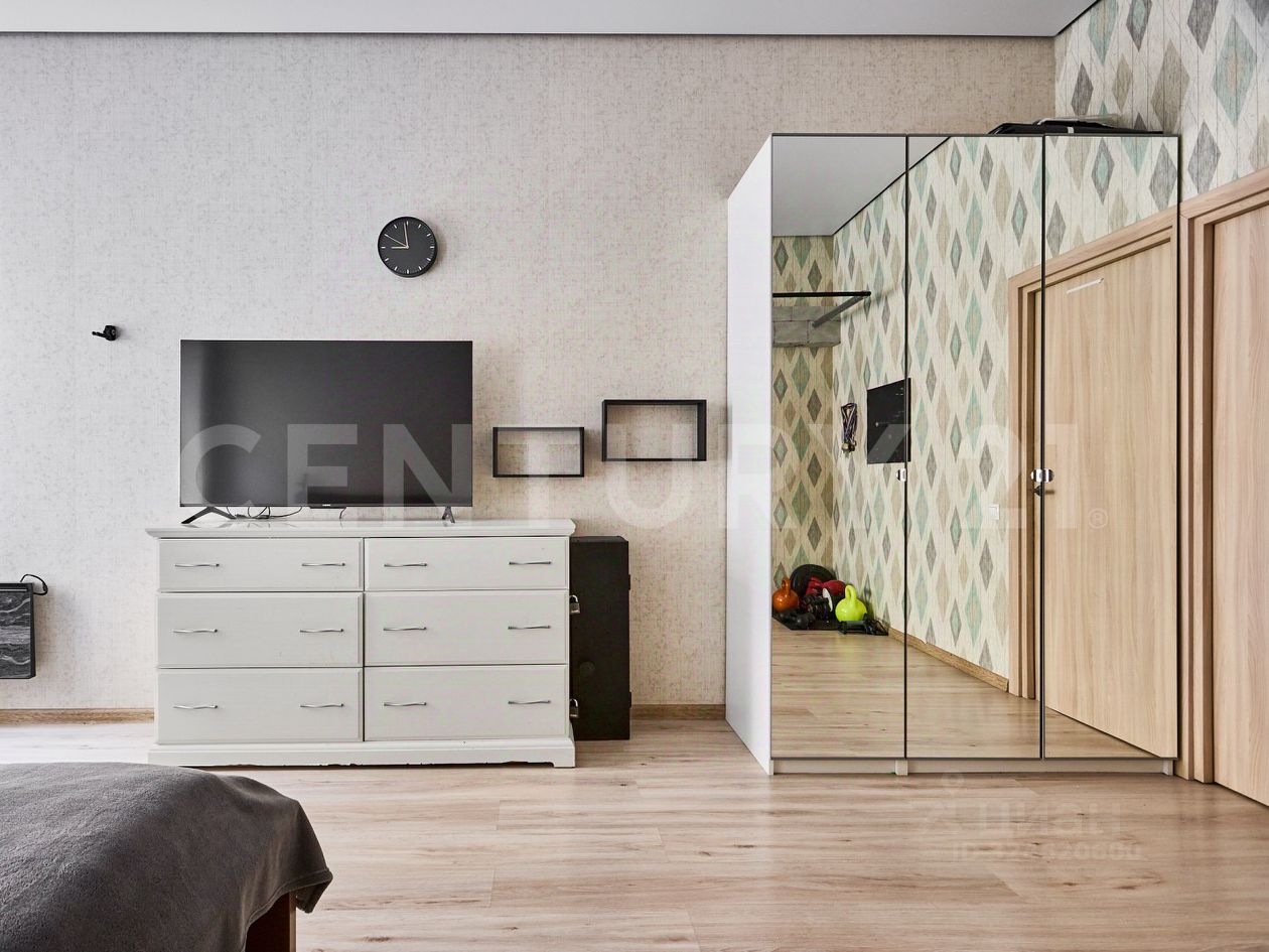 Продажа 3-комн квартиры на вторичном рынке 10-я Васильевского острова линия, 43