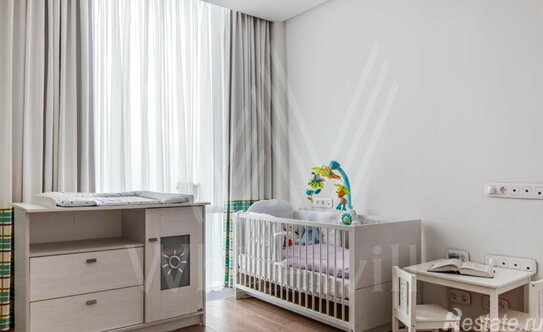 Продажа 4-комн квартиры на вторичном рынке ул Мосфильмовская,  д. 8,  к. 1