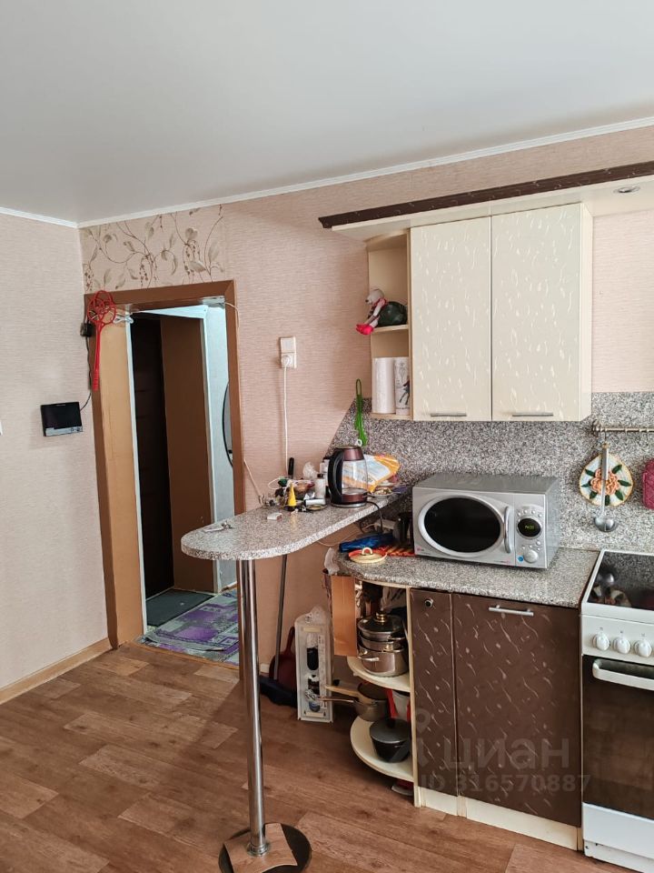 Продажа 4-комн квартиры на вторичном рынке пос. Оболенск, улица Строителей, 1