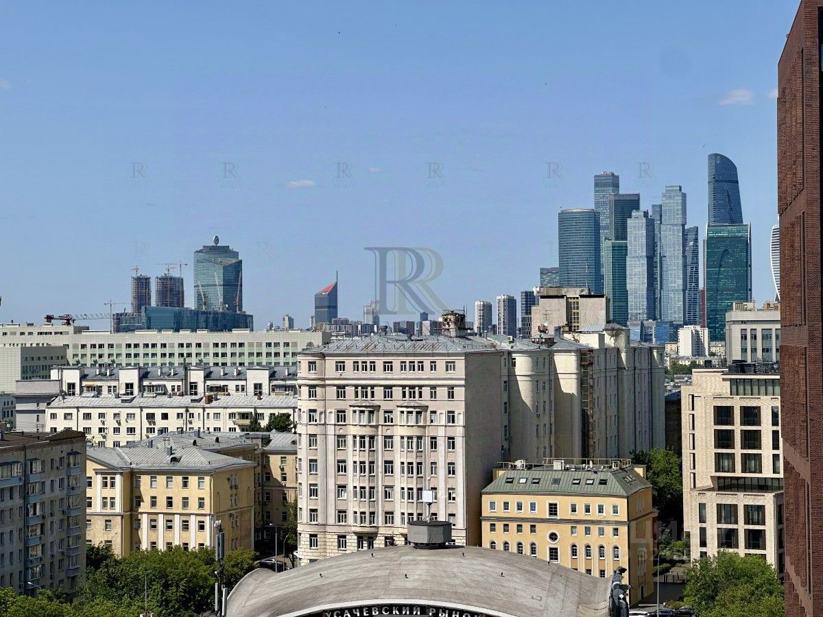 Продажа 5-комн квартиры на вторичном рынке улица Усачева, 15А