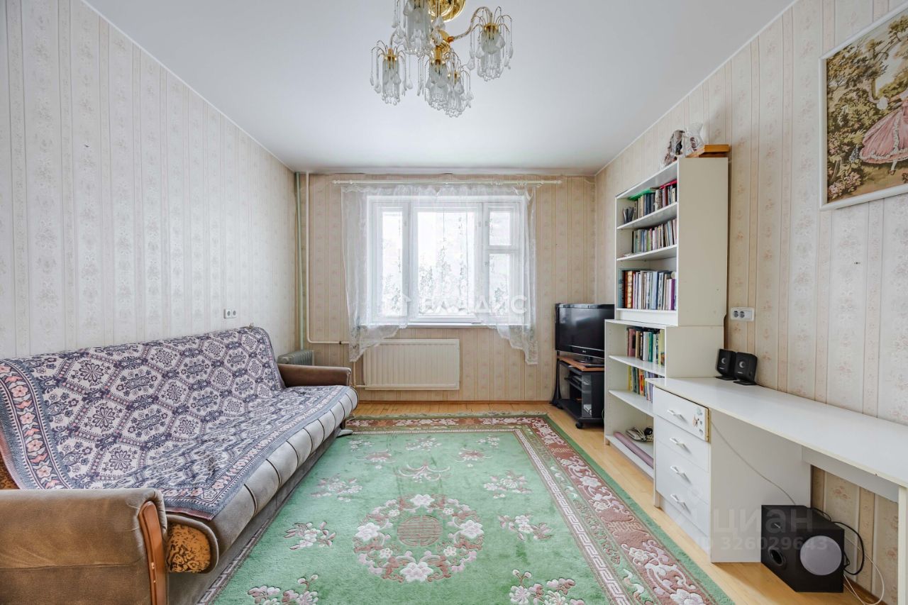 Продажа 2-комн квартиры на вторичном рынке Комендантский пр-кт,  д. 8К3