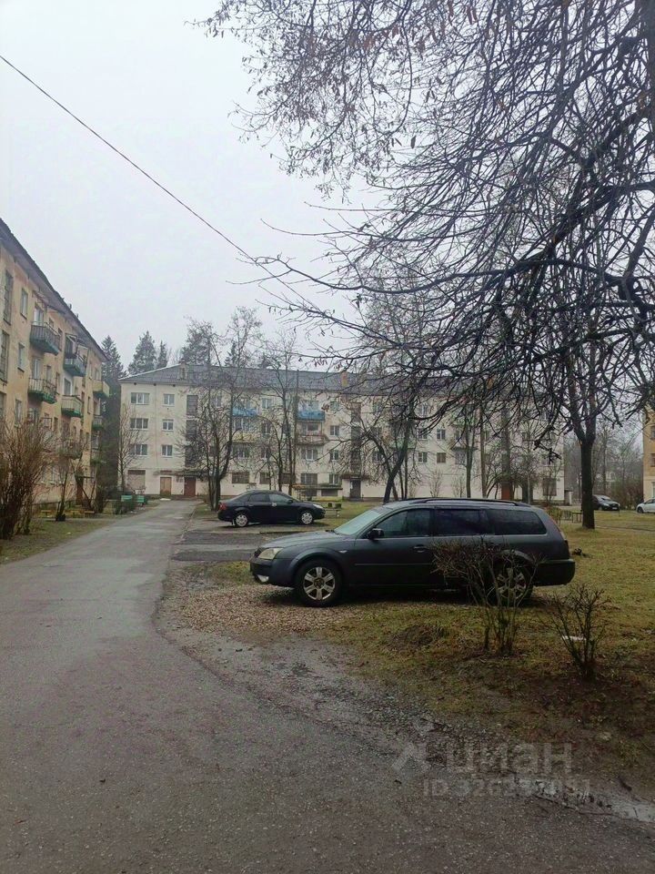 Продажа 3-комн квартиры на вторичном рынке пос. Большие Лучки, Сланцы, улица Жуковского, 6А