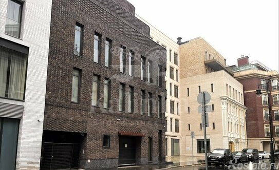 Продажа 4-комн квартиры на вторичном рынке Пожарский пер,  д. 3