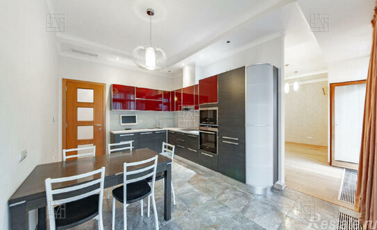 Продажа 4-комн квартиры на вторичном рынке Пироговская Б. ул,  д. 8