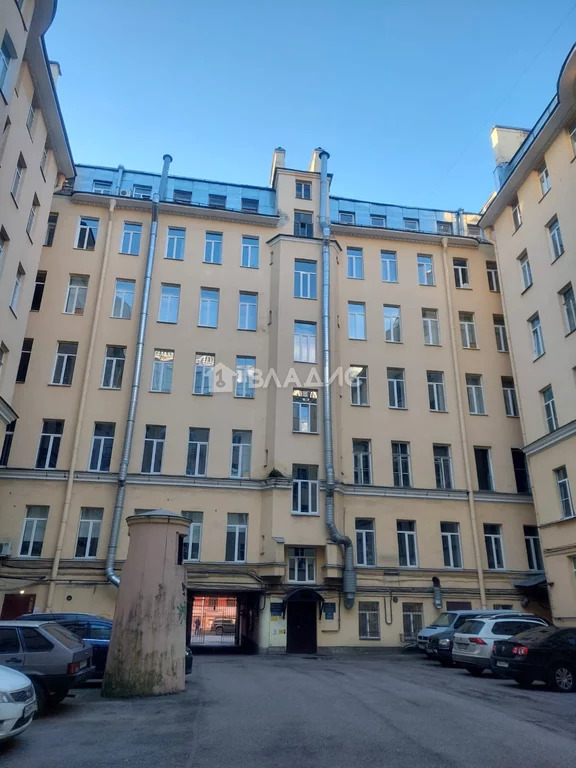 Продажа 4-комн квартиры на вторичном рынке 12-я линия Васильевского острова,  д. 13