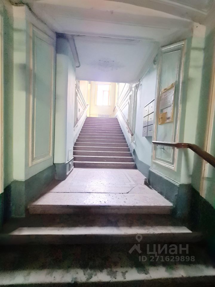 Продажа 4-комн квартиры на вторичном рынке Суворовский проспект, 33