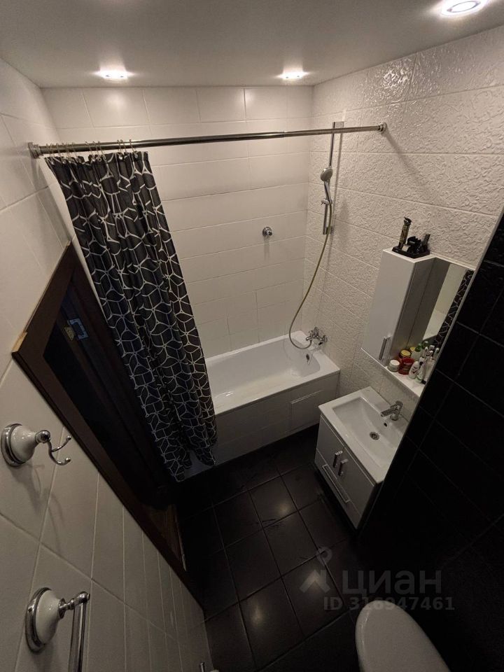 Продажа 1-комн квартиры на вторичном рынке Голубое пгт, улица Трехсвятская, 6