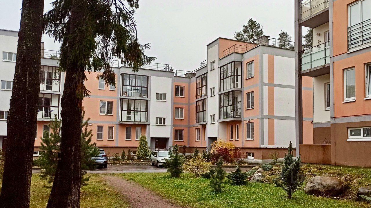 Продажа 3-комн квартиры на вторичном рынке пос. Ильичево, улица Парковая, 24